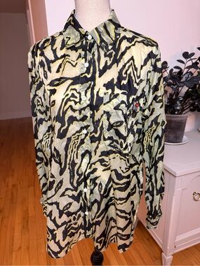 Li-Ning Women’s Abstract Tiger-Print Button Front Blouse in Yellow/Black